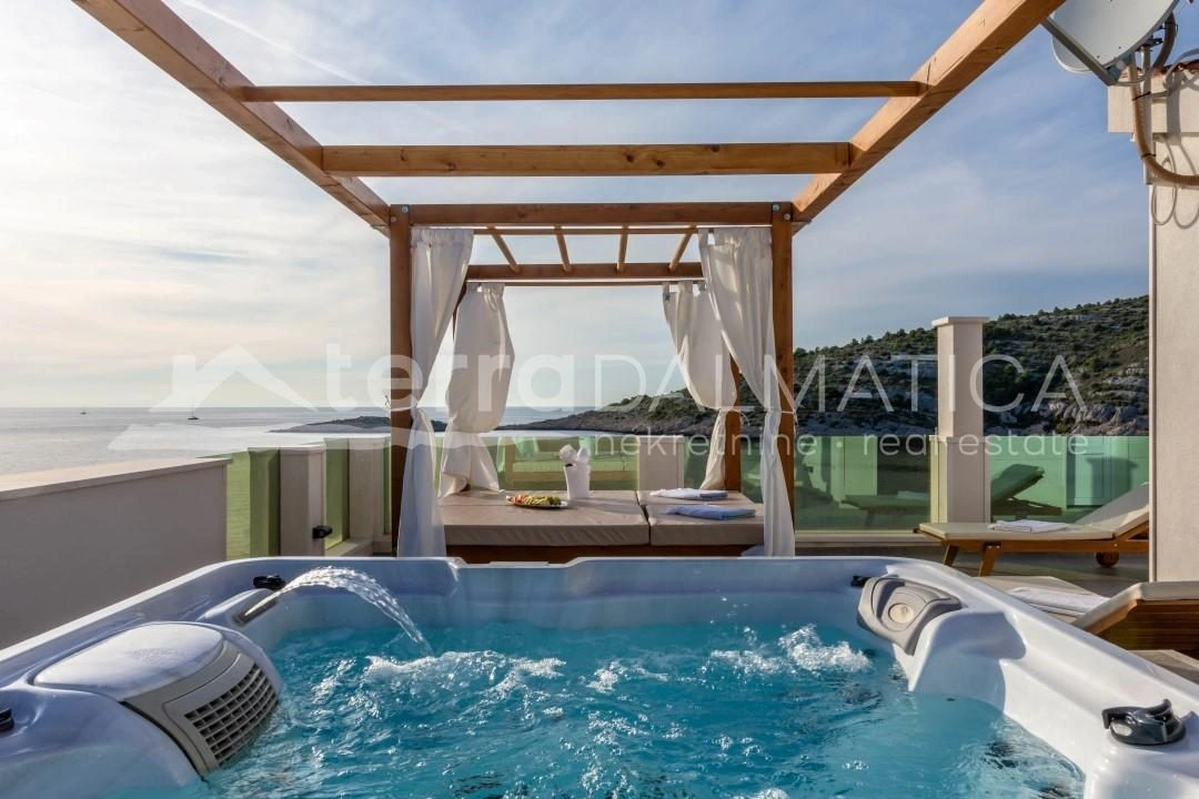 Okolica Rogoznice, vila na iznimnoj lokaciji