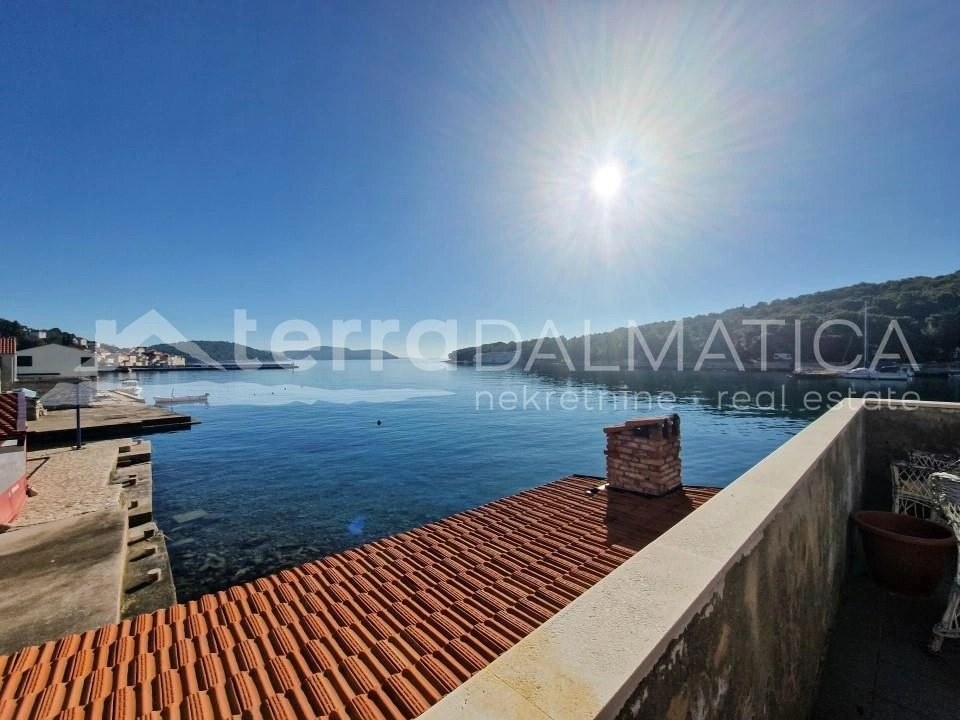 Otok Prvić, lepa kamnita hiša prvi red do morja