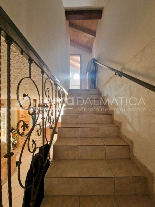 Insel Prvic, schönes Steinhaus in erster Reihe zum Meer