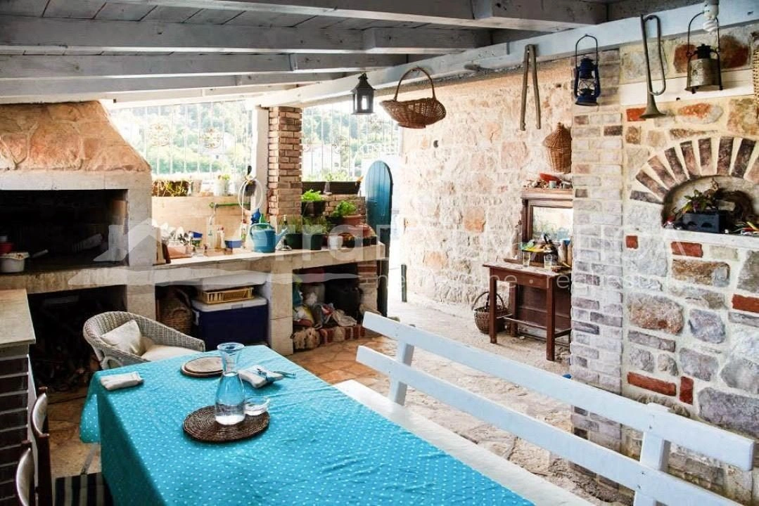 Insel Prvic, schönes Steinhaus in erster Reihe zum Meer