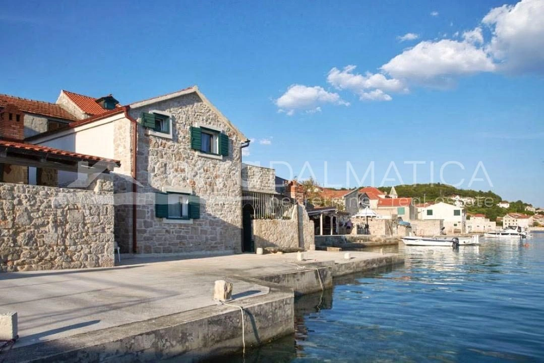 Insel Prvic, schönes Steinhaus in erster Reihe zum Meer