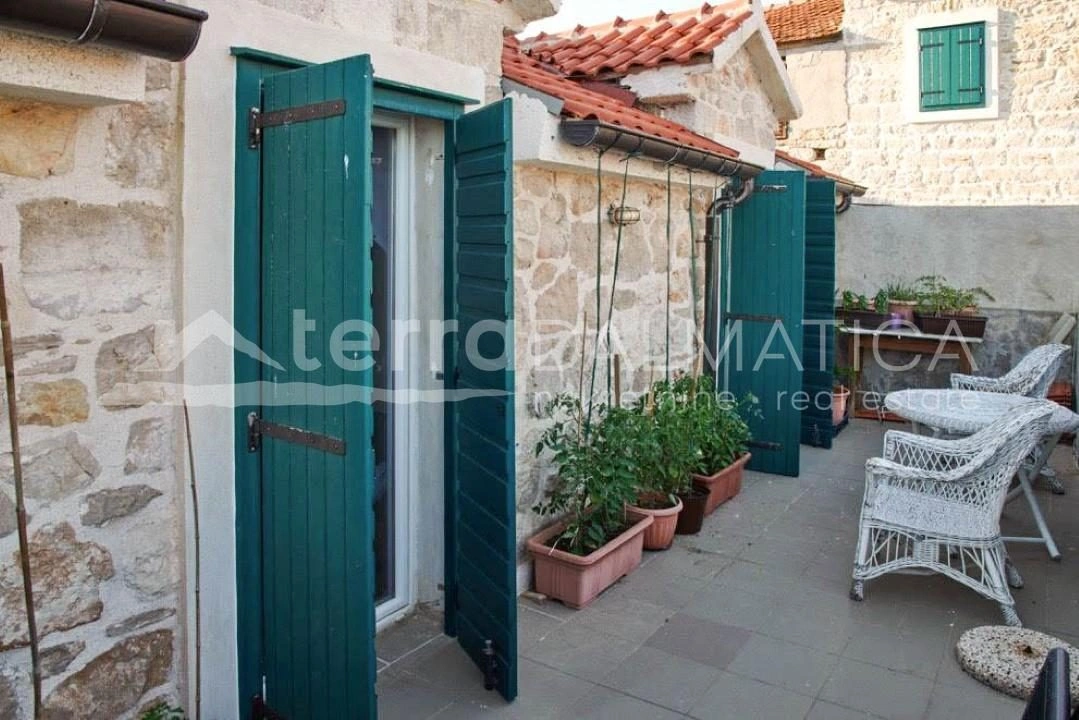 Insel Prvic, schönes Steinhaus in erster Reihe zum Meer