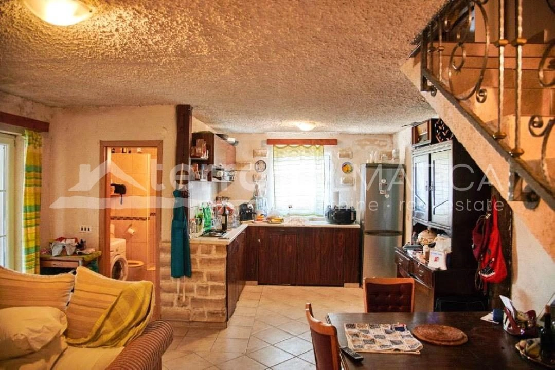 Insel Prvic, schönes Steinhaus in erster Reihe zum Meer