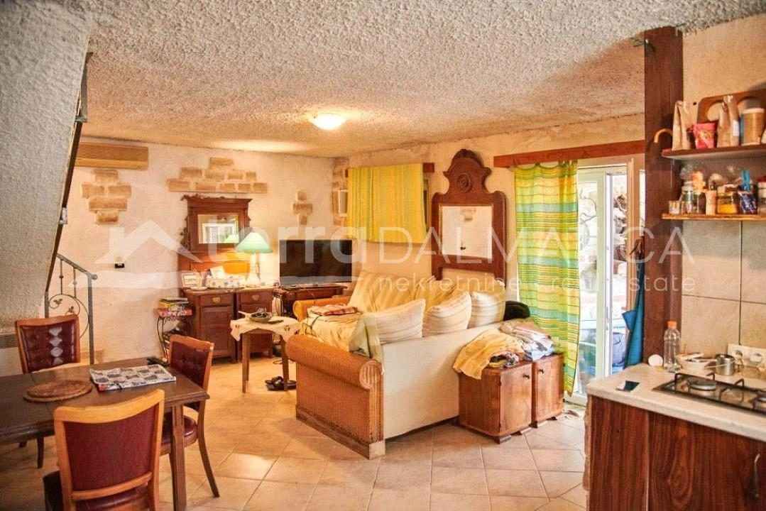 Insel Prvic, schönes Steinhaus in erster Reihe zum Meer