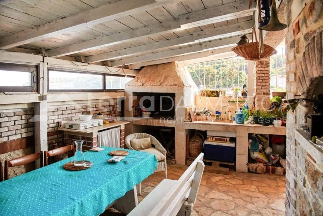 Insel Prvic, schönes Steinhaus in erster Reihe zum Meer