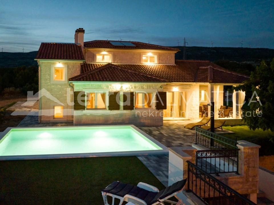 Umgebung von Sibenik, Dubrava, Steinvilla mit Swimmingpool