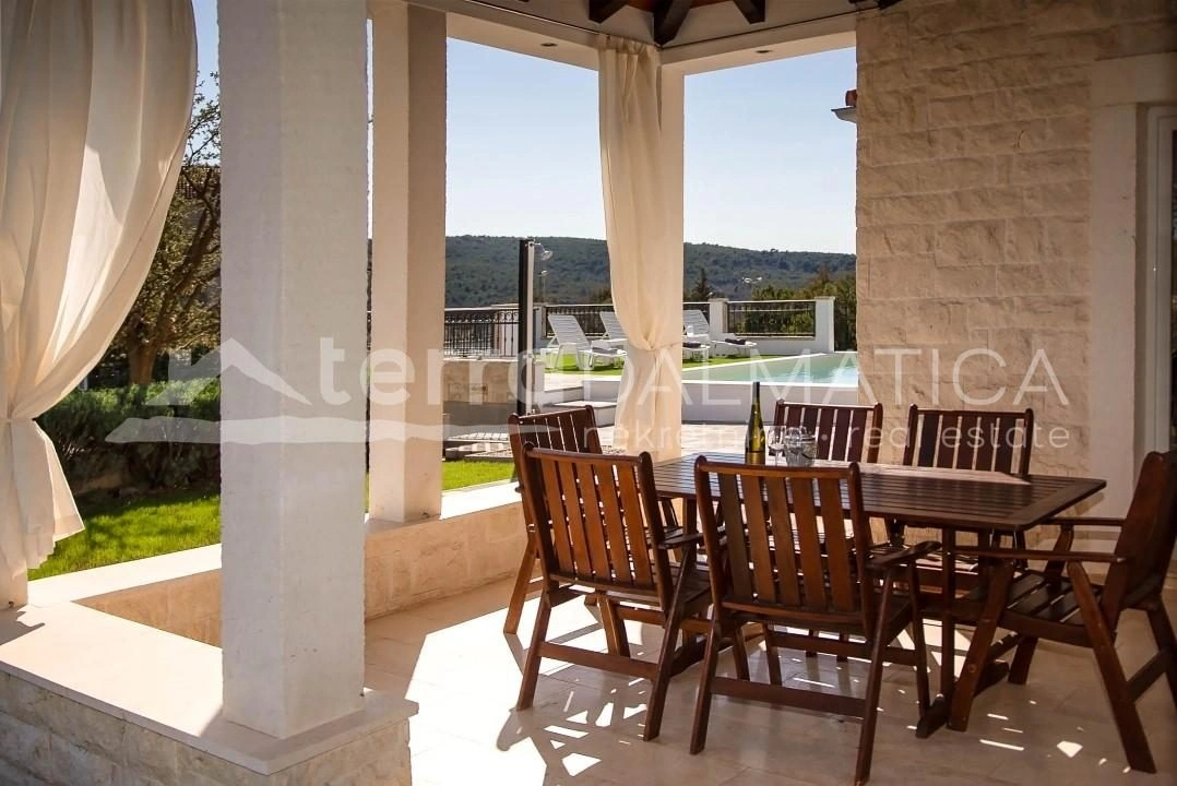 Umgebung von Sibenik, Dubrava, Steinvilla mit Swimmingpool