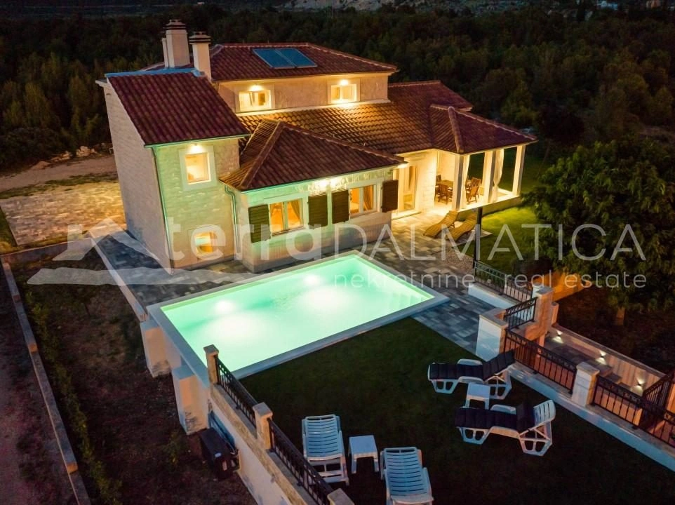 Umgebung von Sibenik, Dubrava, Steinvilla mit Swimmingpool