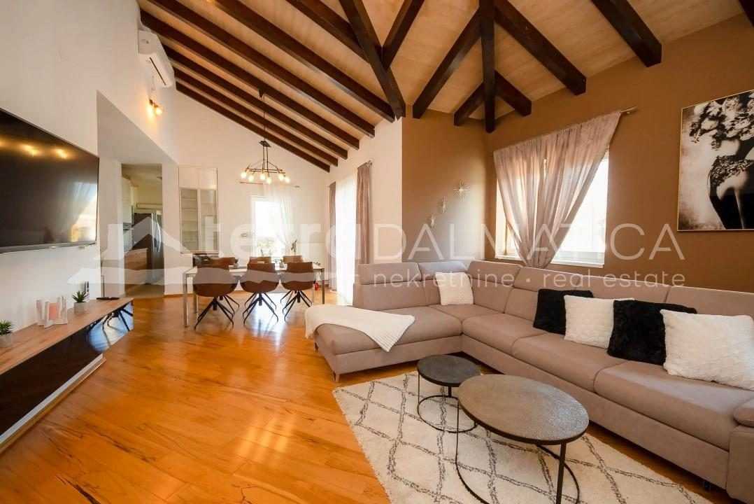 Umgebung von Sibenik, Dubrava, Steinvilla mit Swimmingpool