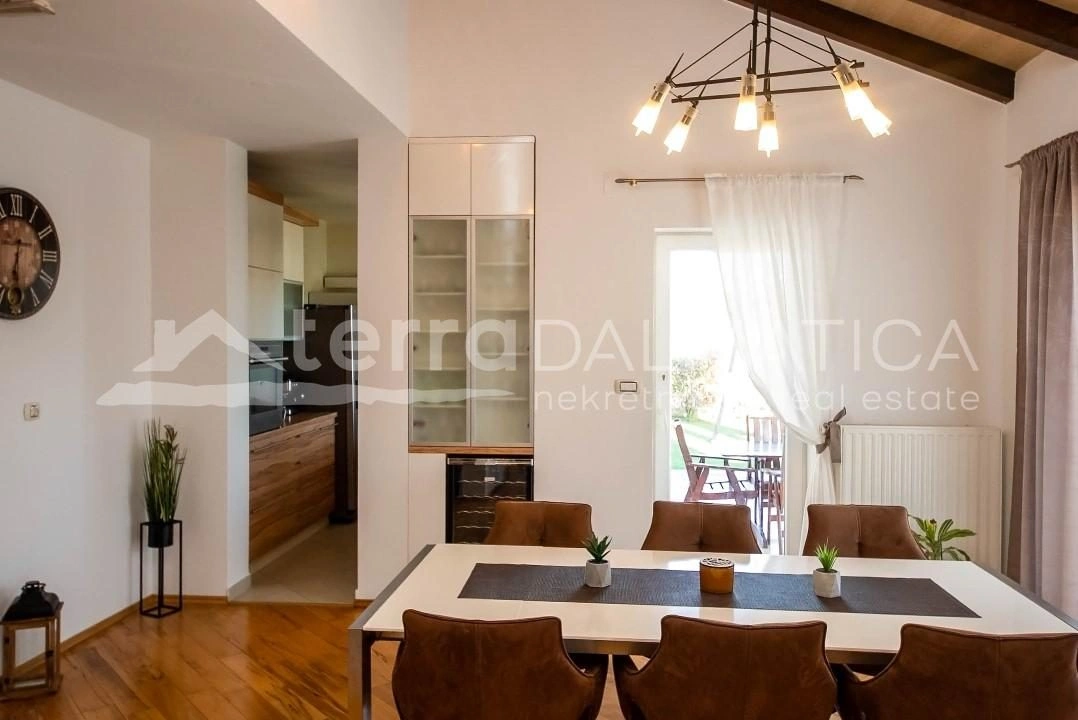 Umgebung von Sibenik, Dubrava, Steinvilla mit Swimmingpool