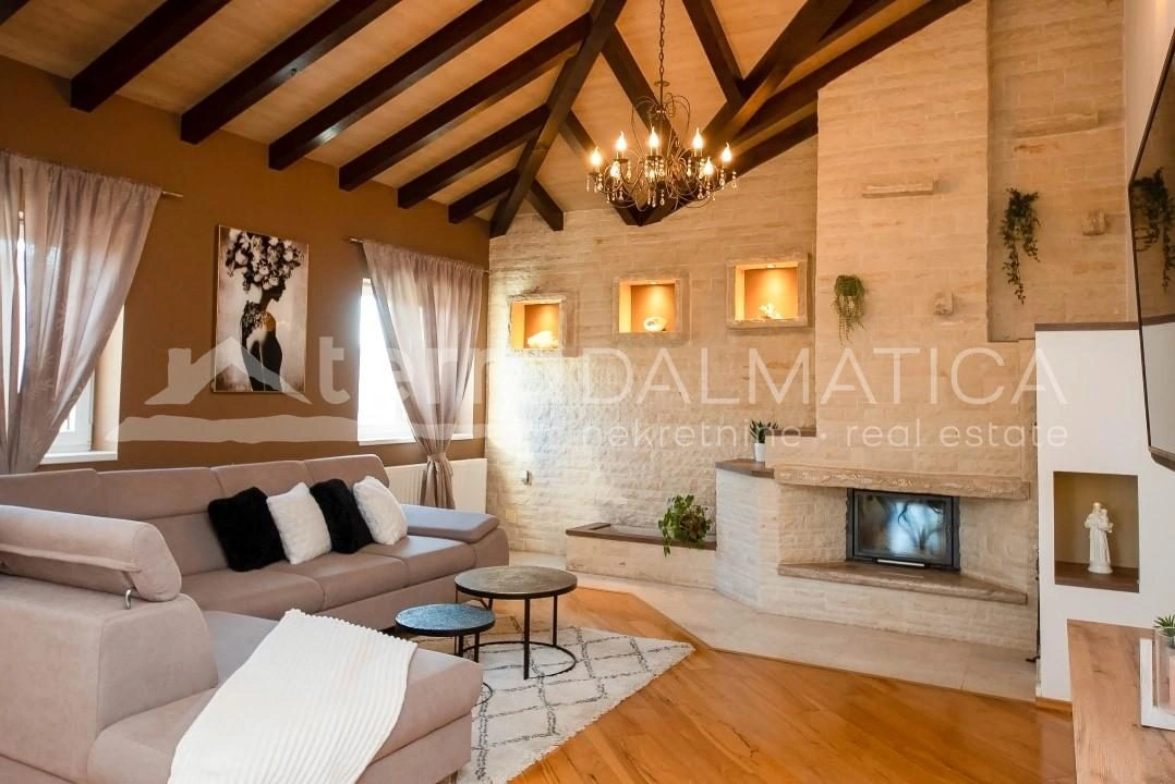 Umgebung von Sibenik, Dubrava, Steinvilla mit Swimmingpool