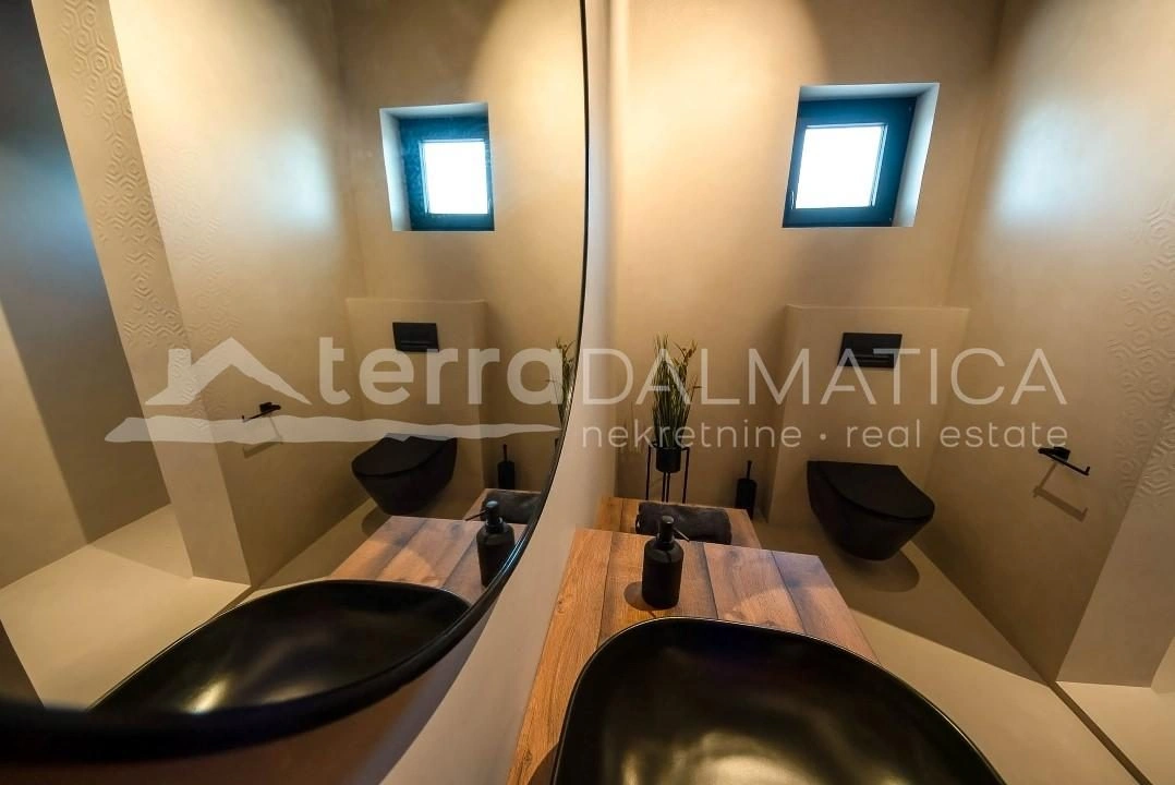 Umgebung von Sibenik, Dubrava, Steinvilla mit Swimmingpool