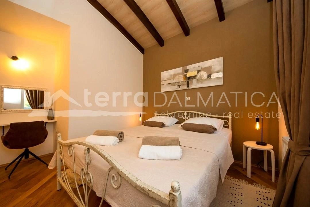 Umgebung von Sibenik, Dubrava, Steinvilla mit Swimmingpool