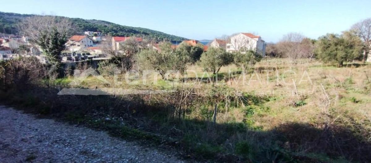 Insel Zlarin, Grundstück mit Baugenehmigung im Stadtzentrum