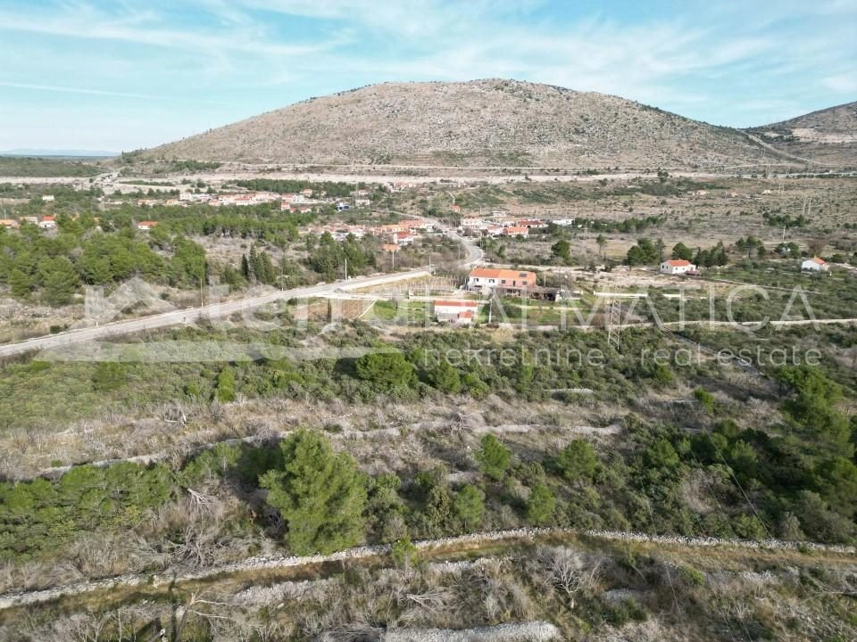 Sibenik-Gebiet, Bilice, Investitionsgrundstück von 14900 m2