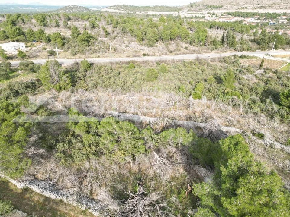 Sibenik-Gebiet, Bilice, Investitionsgrundstück von 14900 m2