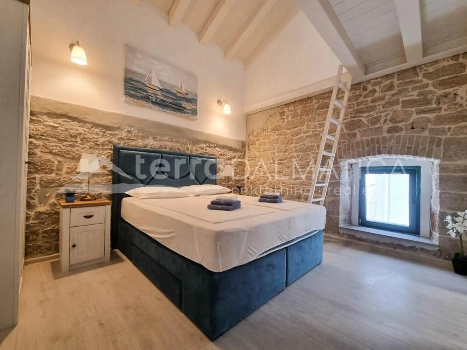 Tisno, ein wunderschönes Steinhaus mit Innenhof, erste Reihe zum Meer