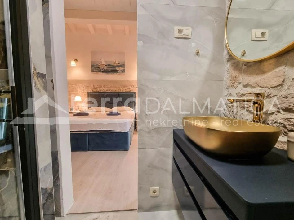 Tisno, ein wunderschönes Steinhaus mit Innenhof, erste Reihe zum Meer