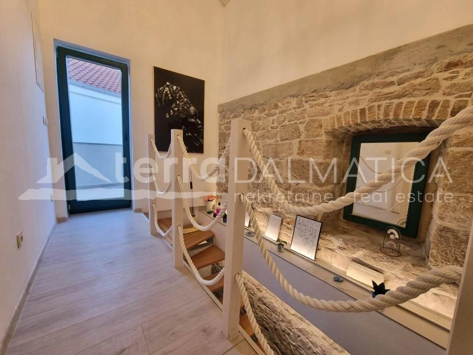 Tisno, ein wunderschönes Steinhaus mit Innenhof, erste Reihe zum Meer