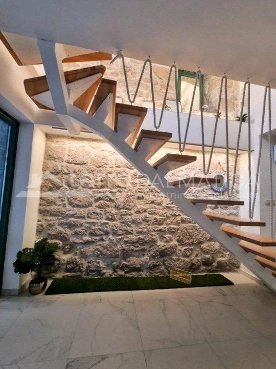 Tisno, ein wunderschönes Steinhaus mit Innenhof, erste Reihe zum Meer