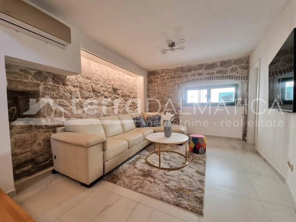 Tisno, ein wunderschönes Steinhaus mit Innenhof, erste Reihe zum Meer