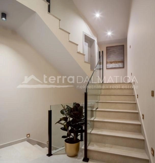 Trogir, Marina neu gebaute Luxusvilla