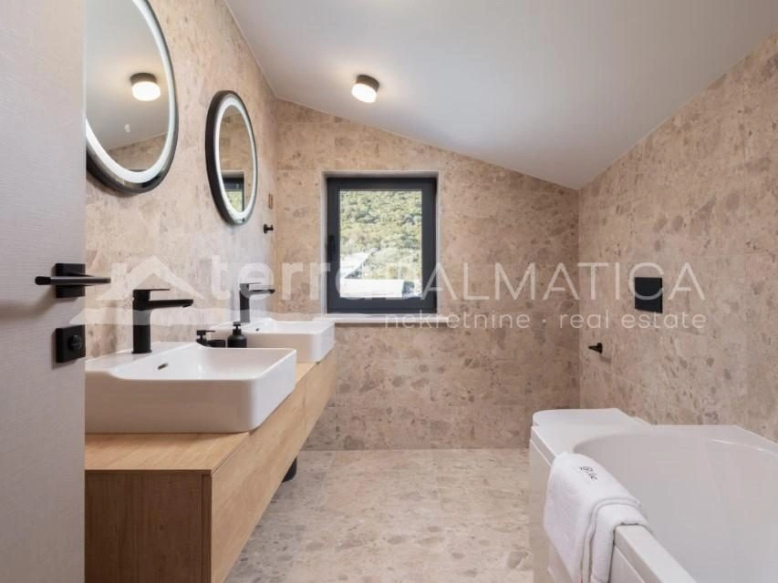 Trogir, Marina neu gebaute Luxusvilla