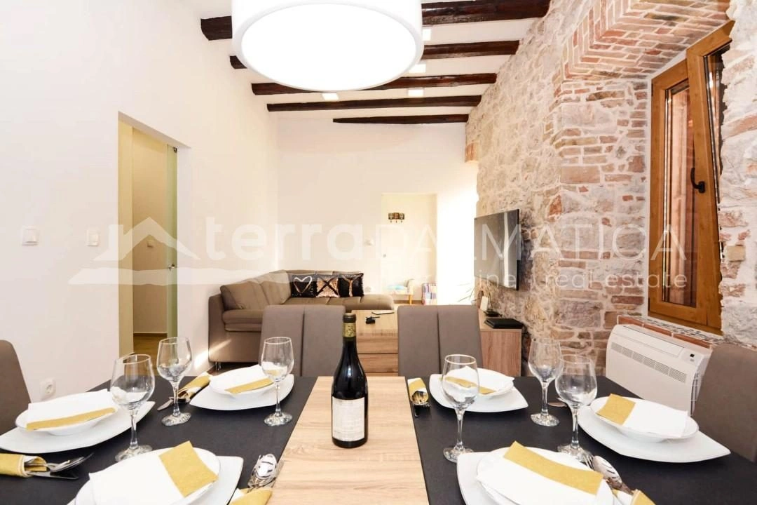 Sibenik, große Wohnung im Stadtzentrum mit Parkplatz