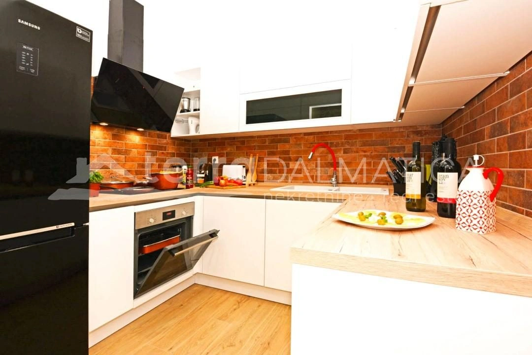 Sibenik, große Wohnung im Stadtzentrum mit Parkplatz