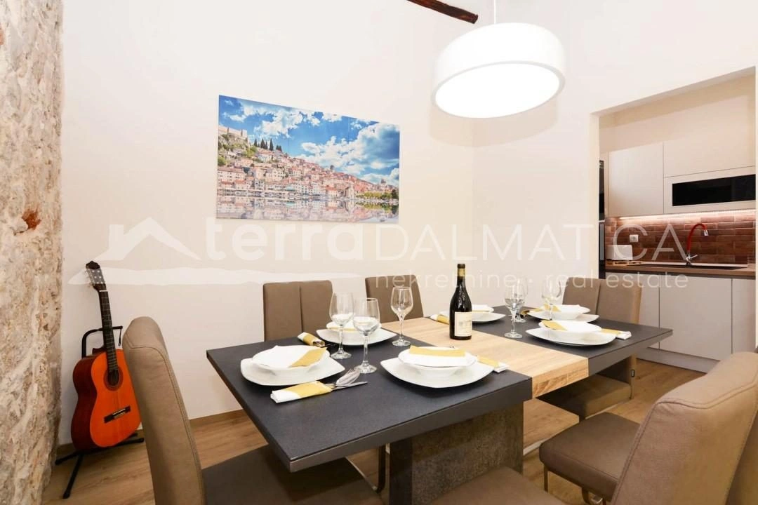 Sibenik, große Wohnung im Stadtzentrum mit Parkplatz