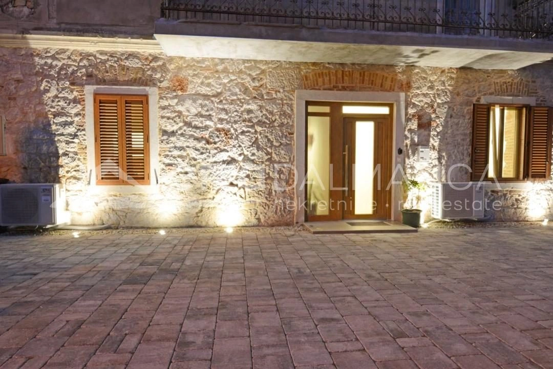 Sibenik, große Wohnung im Stadtzentrum mit Parkplatz