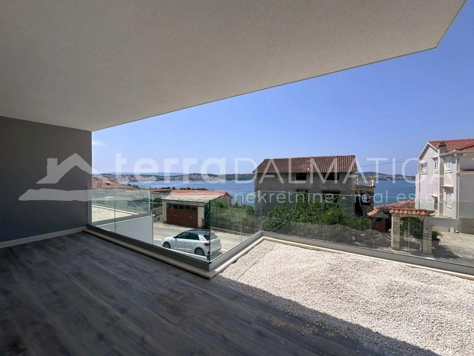 Umgebung von Trogir, Ciovo, Wohnung in einem neuen Gebäude 200 m vom Meer entfernt