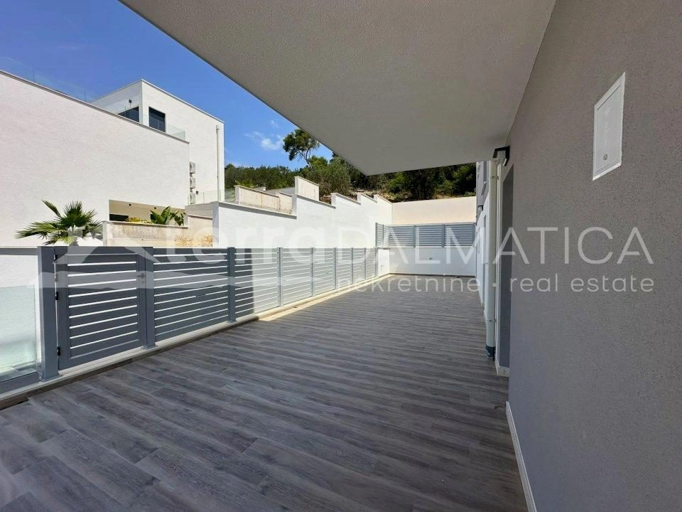 Umgebung von Trogir, Ciovo, Wohnung in einem neuen Gebäude 200 m vom Meer entfernt