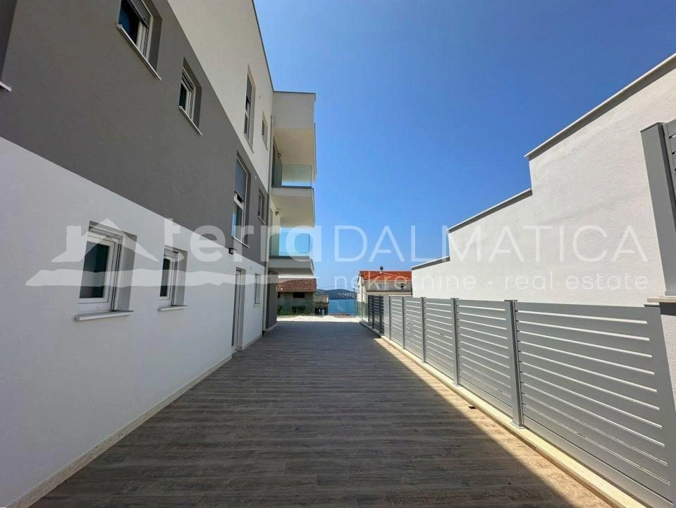 Umgebung von Trogir, Ciovo, Wohnung in einem neuen Gebäude 200 m vom Meer entfernt