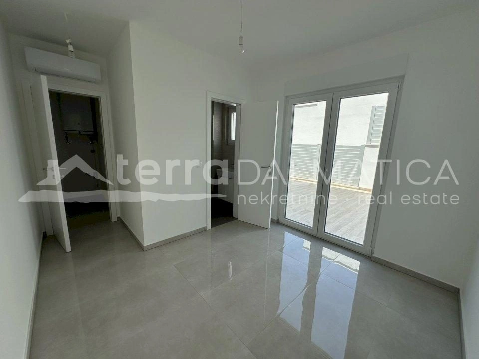 Umgebung von Trogir, Ciovo, Wohnung in einem neuen Gebäude 200 m vom Meer entfernt