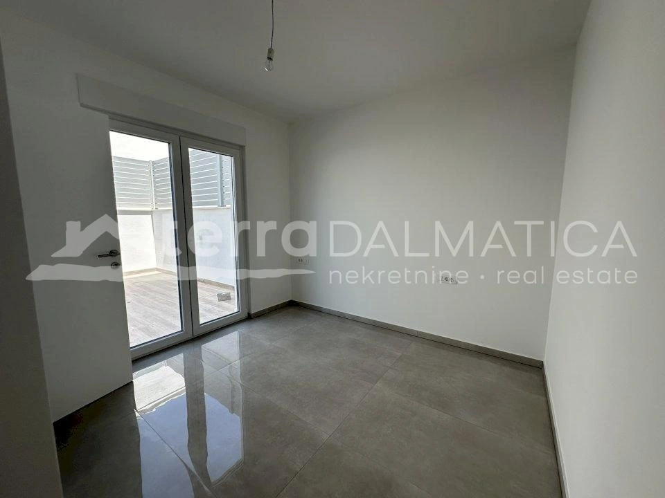 Umgebung von Trogir, Ciovo, Wohnung in einem neuen Gebäude 200 m vom Meer entfernt