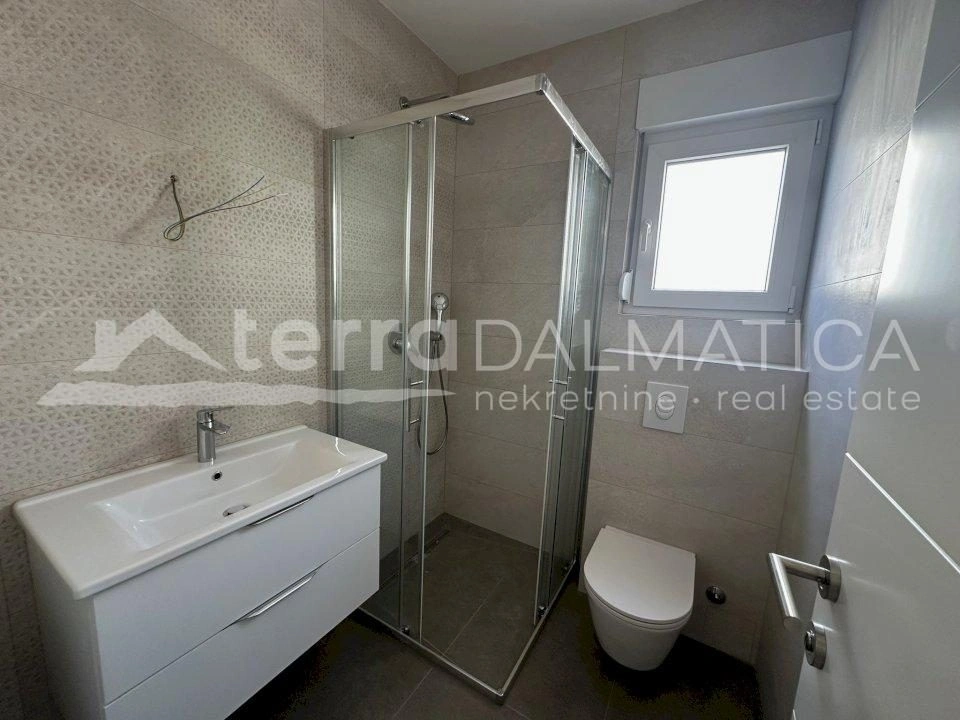 Umgebung von Trogir, Ciovo, Wohnung in einem neuen Gebäude 200 m vom Meer entfernt