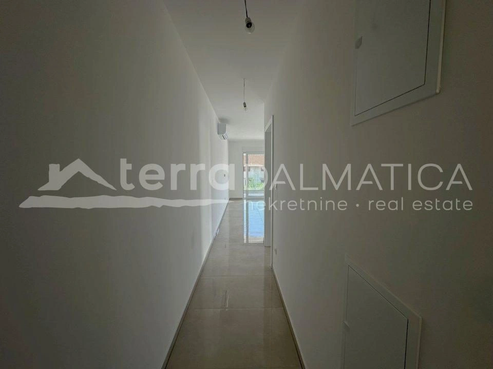 Umgebung von Trogir, Ciovo, Wohnung in einem neuen Gebäude 200 m vom Meer entfernt