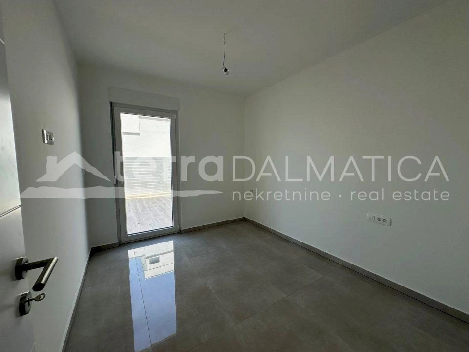 Umgebung von Trogir, Ciovo, Wohnung in einem neuen Gebäude 200 m vom Meer entfernt