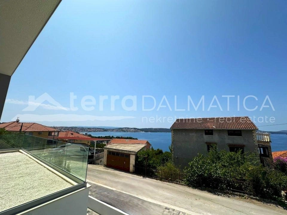 Umgebung von Trogir, Ciovo, Wohnung in einem neuen Gebäude 200 m vom Meer entfernt