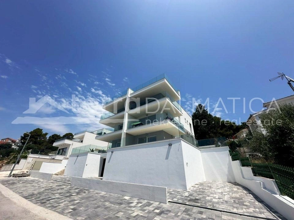 Umgebung von Trogir, Ciovo, Wohnung in einem neuen Gebäude 200 m vom Meer entfernt