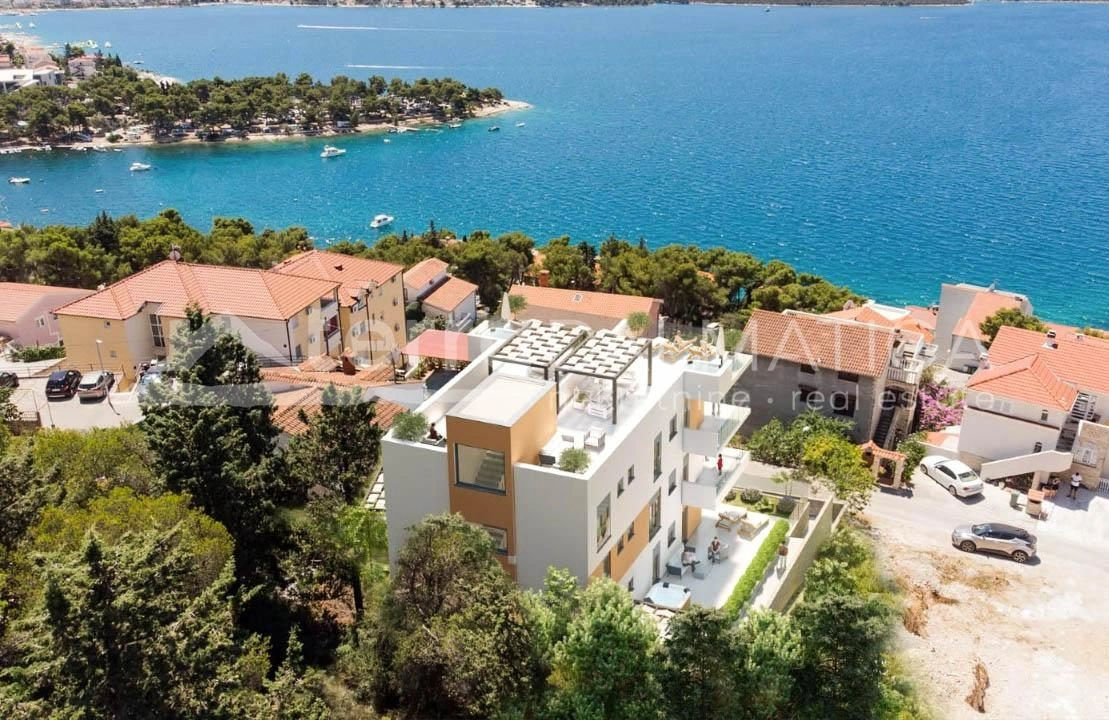 Okolica Trogirja, Čiovo, dvosobni apartma s strešno teraso