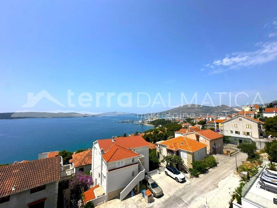 Umgebung von Trogir, Ciovo, Apartment mit zwei Schlafzimmern und Dachterrasse
