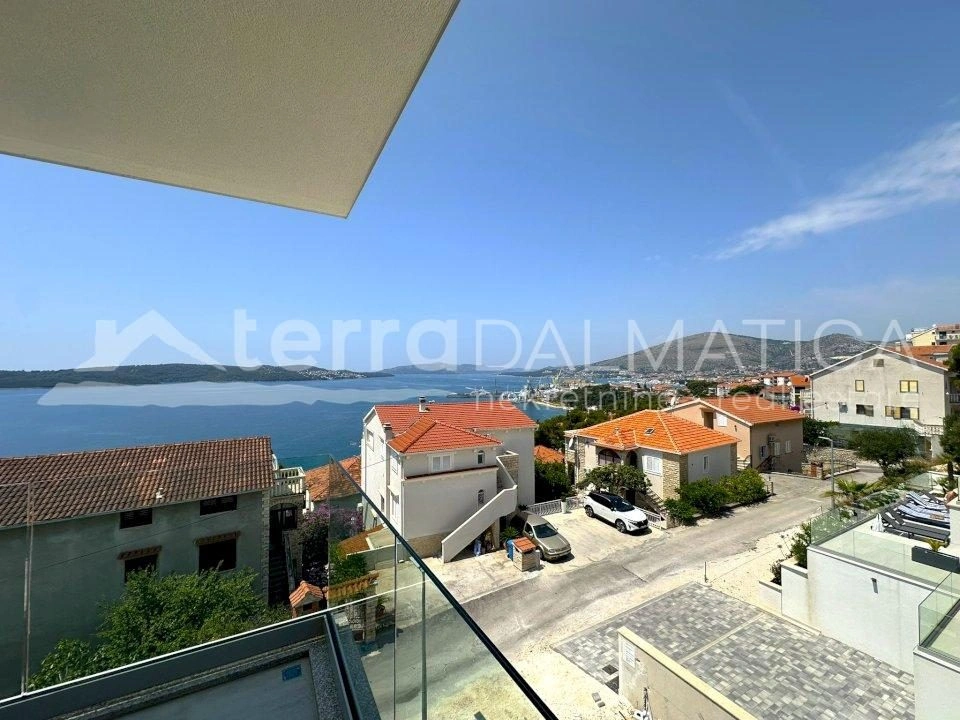 Umgebung von Trogir, Ciovo, Apartment mit zwei Schlafzimmern und Dachterrasse