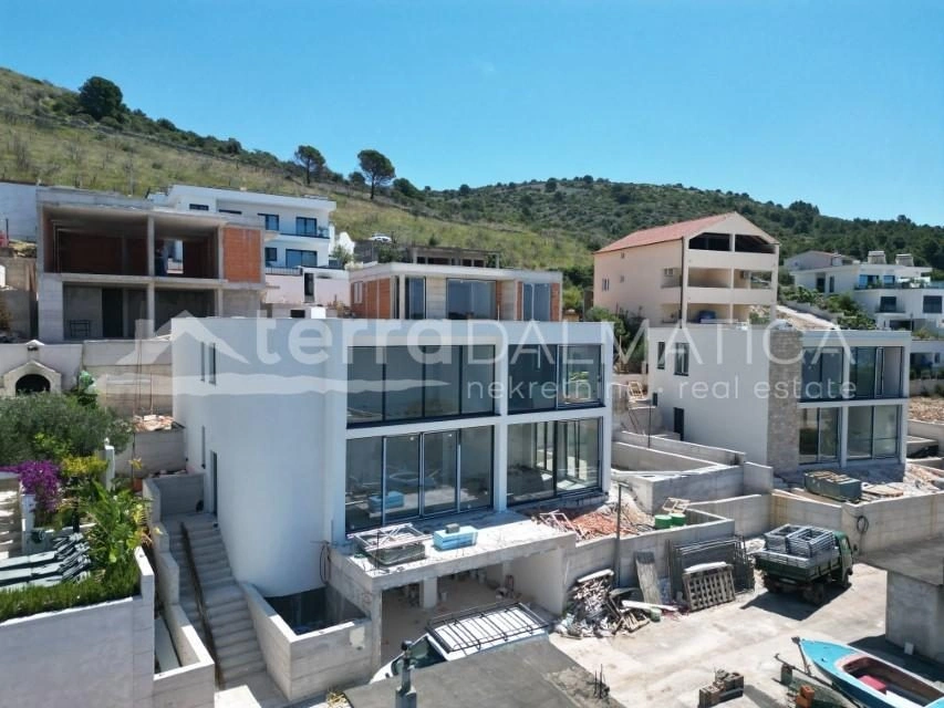 Rogoznica, Villa mit Garage, Swimmingpool und offenem Meerblick