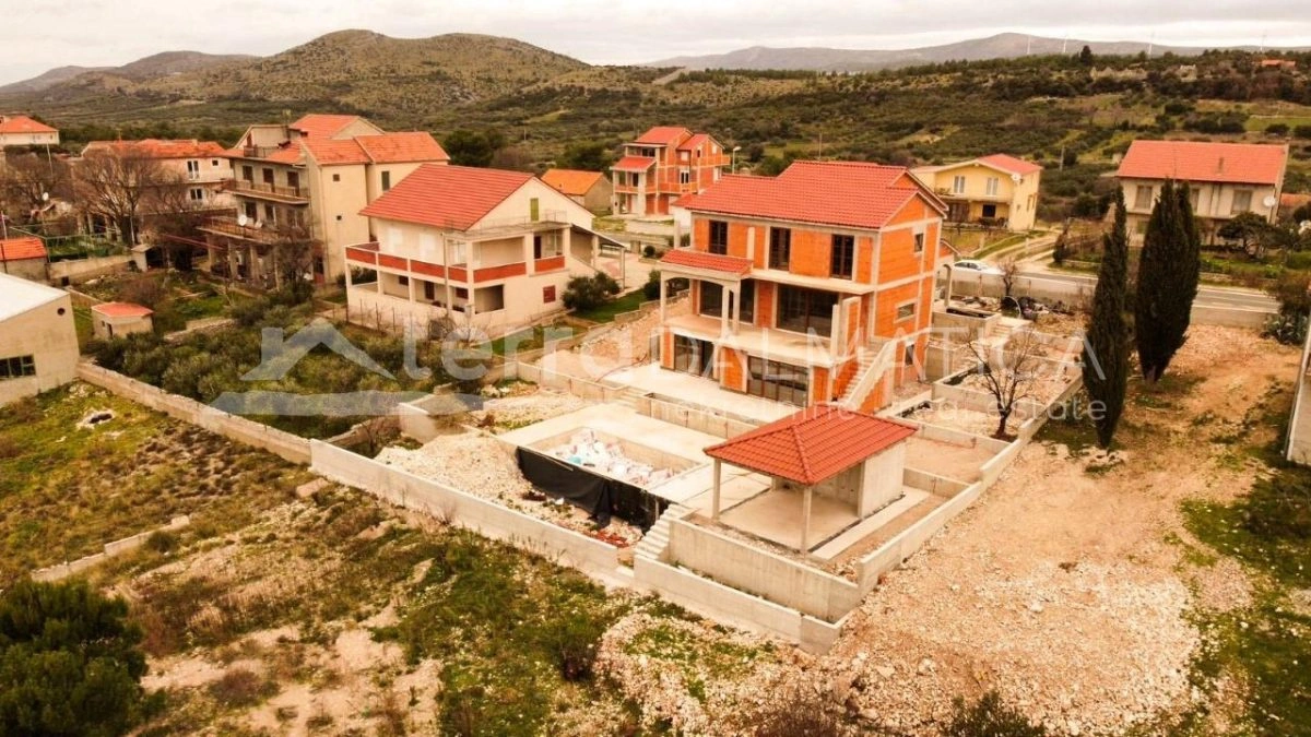 Umgebung von Sibenik, autochthone mediterrane Villa mit Swimmingpool im Bau