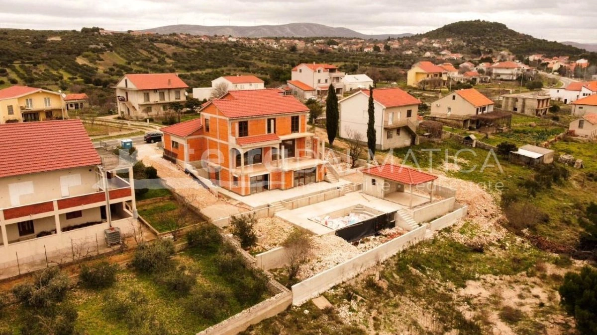 Umgebung von Sibenik, autochthone mediterrane Villa mit Swimmingpool im Bau