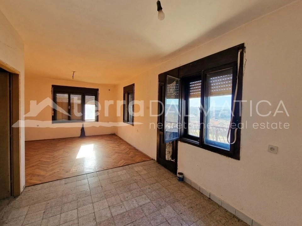 Umgebung von Knin, Familienhaus mit zwei Wohnungen und Keller