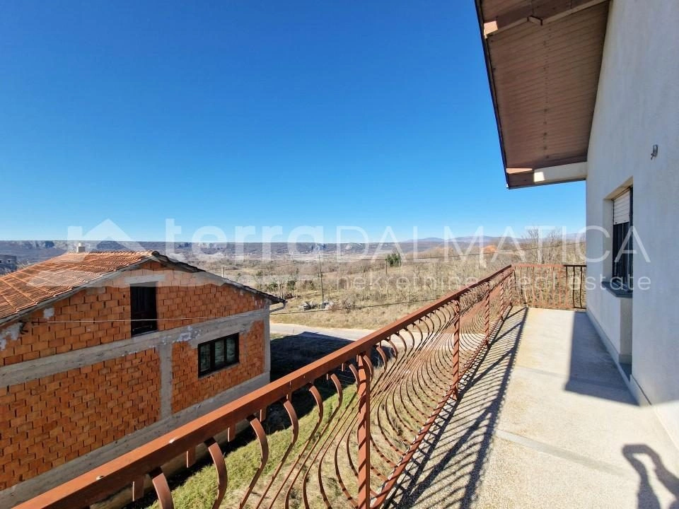 Umgebung von Knin, Familienhaus mit zwei Wohnungen und Keller