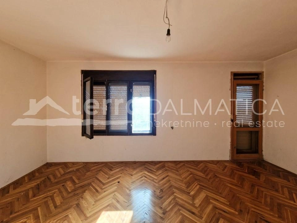 Umgebung von Knin, Familienhaus mit zwei Wohnungen und Keller